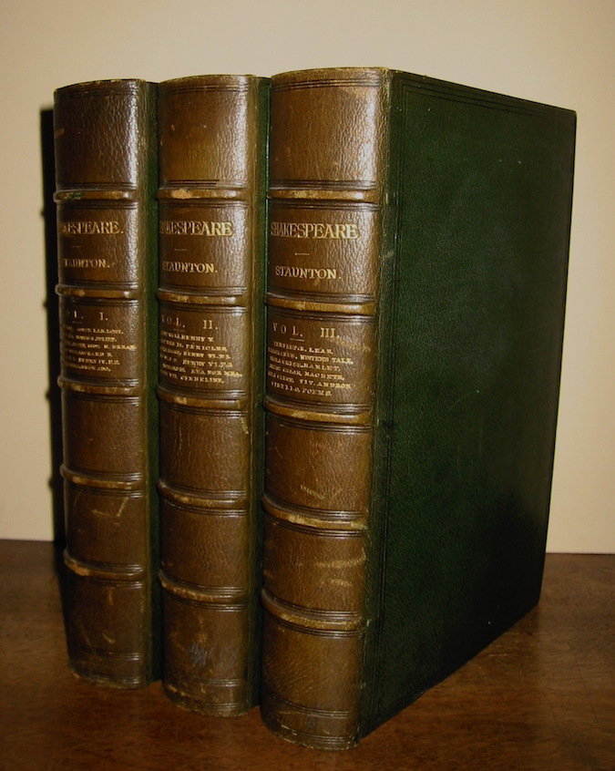 William Shakespeare The works of Shakespeare. Edited by Howard Staunton. The illustrations by Sir John Gilbert, R.A. Engraved by the brothers Dalziel. Vol. I (... Vol. III) 1877 (riportata solo al frontespizio del secondo volume) London - New York George Routledge and sons; The Broadway Ludgate